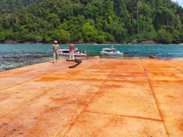 TERBALIK: Tongkang terbalik saat berada di peraiaran Pulau Panebang, Desa Pelapais, Kecamatan Kepulauan Karimata. (IST)