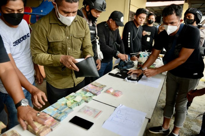Polisi saat memperlihatkan barang bukti yang berhasil diamankan. (ARIEF NUGROHO/PONTIANAK POST)