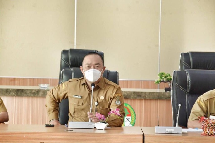 PIMPIN RAPAT: Sekda Alexander Wilyo memimpin rapat pemberian THR dan gaji ke-13 untuk ASN di lingkungan Pemkab Ketapang, (20/4). (IST)