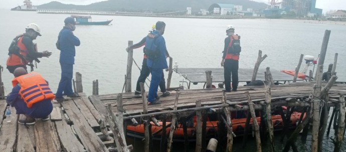 EVAKUASI: Anggota Sat Polair Polres Bengkayang saat melakukan evakuasi korban kapal tug boat Bintang Intan Laut 7 yang tenggelam di perairan Pulau Penata Besar, Kecamatan Sungai Raya Kepulauan, Kabupaten Bengkayang, pada Kamis (30/6). (ISTIMEWA)