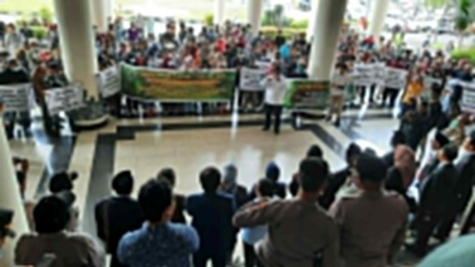 Ratusan Petani Plasma PT.PSP HPI Agro mendatangi Gedung DPRD Kalbar, buntut bagi hasil inti plasma dianggap tidak berimbang.