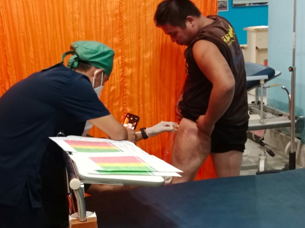 Salah satu TKI saat menunjukan bekas luka di tubuhnya akibat penyiksaan.