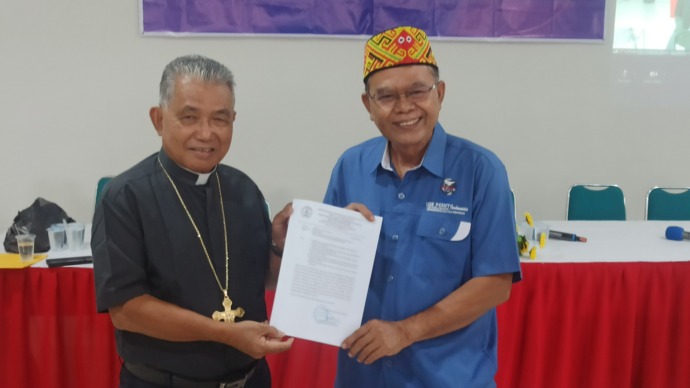 RESMI BERDIRI: Uskup Agung Pontianak Mgr Agustinus Agus dan Anggota DPR RI Komisi X Adrianus Asia Sidot menunjukan SK dari Kemendikbud tentang berdirinya Unika Santo Agustinus Hippo. (Aristono/Pontianak Post)