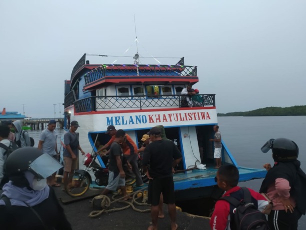 MOTOR KLOTOK: Salah satu angkutan air yang melayani rute Rasau Jaya (Kubu Raya) - Telok Batang (Kayong Utara). (DANANG PRASETYO/PONTIANAK POST)