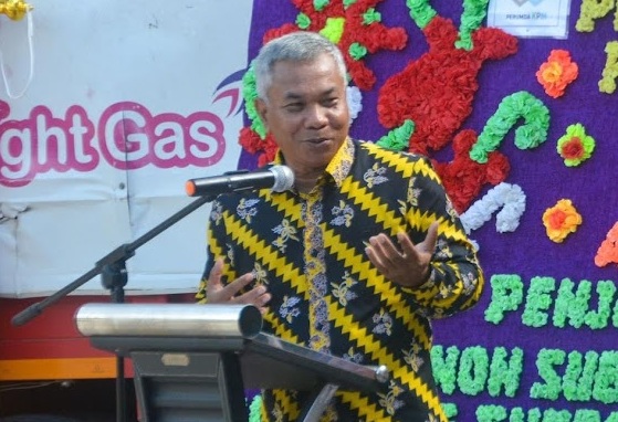 BERI PENEGASAN: Bupati Martin Rantan memberikan penegasan agar ASN di lingkungan Pemkab tak menggunakan gas bersubsidi, saat meluncurkan penjualan perdana produk gas non subsidi oleh PT. Ketapang Energi Mandiri. ISTIMEWA