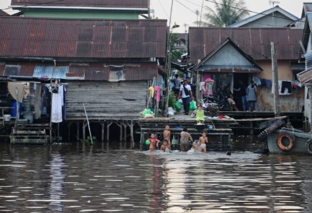 TEPIAN SUNGAI: Anak-anak tepian Sungai Kapuas sudah terbiasa bercengkrama langsung dengan air, sehingga harus memiliki kemampuan untuk berenang. HARYADI/PONTIANAKPOST