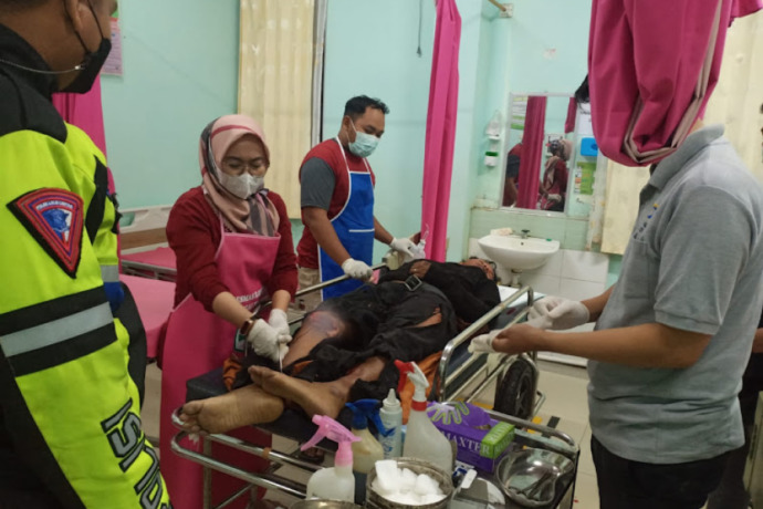 PERAWATAN: Korban kecelakaan lalu lintas di KM 49,7 Jalan Raya Sungai Pinyuh – Pontianak, Sabtu (13/8) malam lalu sekitar pukul 23.00 WIB, saat menjalani perawatan di Puskesmas Sungai Pinyuh. ISTIMEWA