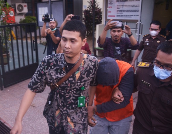 TERSANGKUT KORUPSI:Tersangka tindak pidana korupsi kredit proyek pembangunan rumah sakit di Serawai saat digiring petugas, Kamis (18/8). Foto kanan, Kajari Pontianak Wahyudi saat memberikan keterangan kepada wartawan. (MEIDY KHADAFI/PONTIANAK POST)