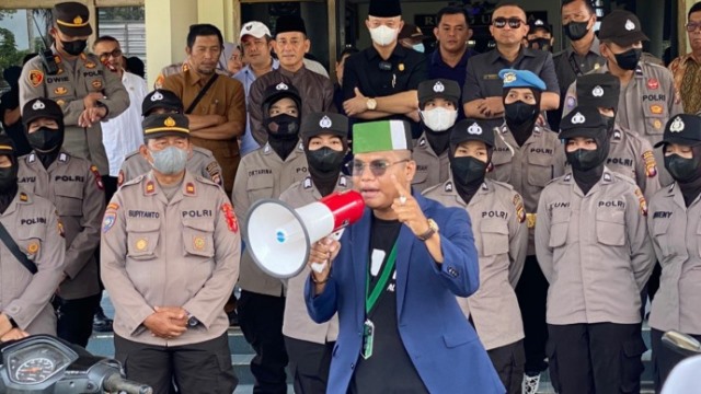 DEMONSTRASI: Aksi mahasiswa Singkawang tolak kenaikan BBM di DPRD Kota Singkawang, Rabu (7/9). IST