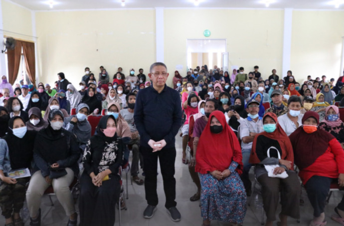 BERSAMA WARGA: Gubernur Kalbar Sutarmidji bersama warga Kota Pontianak yang menerima bantuan sosial pada awal September lalu. Bantuan dimaksudkan untuk menekan inflasi akibat dampak kenaikan harga BBM. KALBARPROV.GO.ID