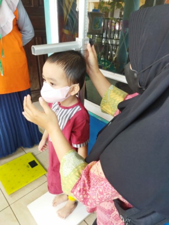 Pengukuran tinggi badan anak-anak di Posyandu Desa Sungai Raya Dalam. (Dok. Desa Serdam)