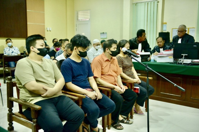 VONIS RINGAN: Anthony Suwandy alias Aliong (Baju Orange) duduk di kursi pesakitan bersama 22 terdakwa lainnya dalam kasus pertambangan emas tanpa izin di Pengadilan Negeri Pontianak, Kamis (29/9). ARIEF NUGROHO/PONTIANAK POST