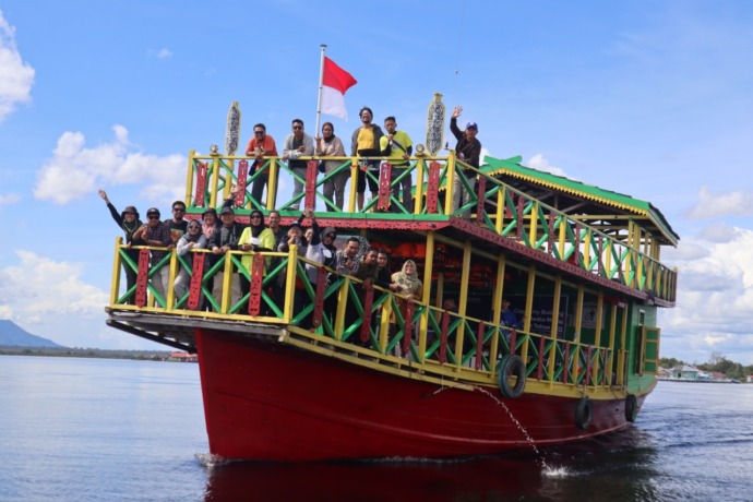 Wisatawan menyusuri Danau Sentarum dengan menggunakan kapal bandong. ISTIMEWA