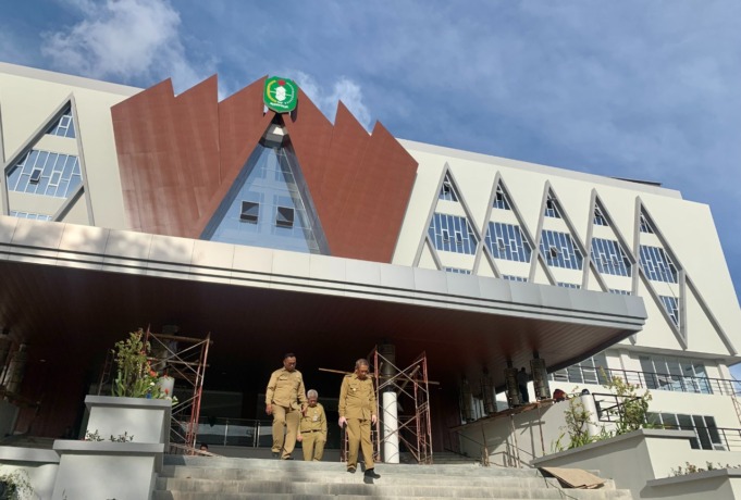 PELAYANAN PUBLIK: Gubernur Sutarmidji keluar dari gedung megah yang tengah dikerjakan Pemprov Kalbar untuk kebutuhan pelayanan publik. Gedung yang terletak di belakang gedung Kantor Gubernur ini, akan diisi oleh berbagai dinas yang bersentuhan langsung de