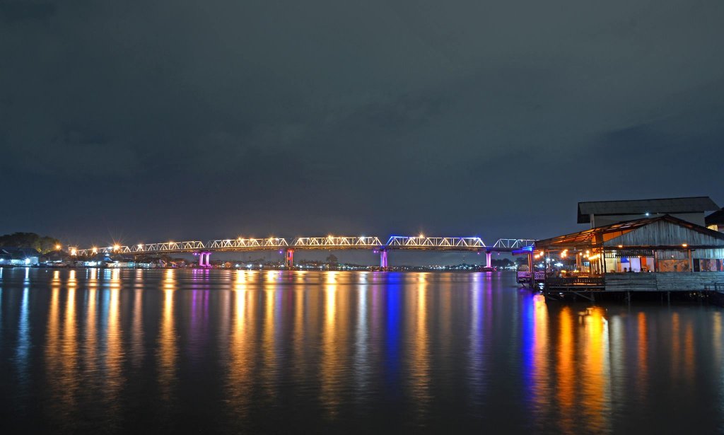 Jembatan Kapuas, membelah sungai Kapuas di Pontianak.