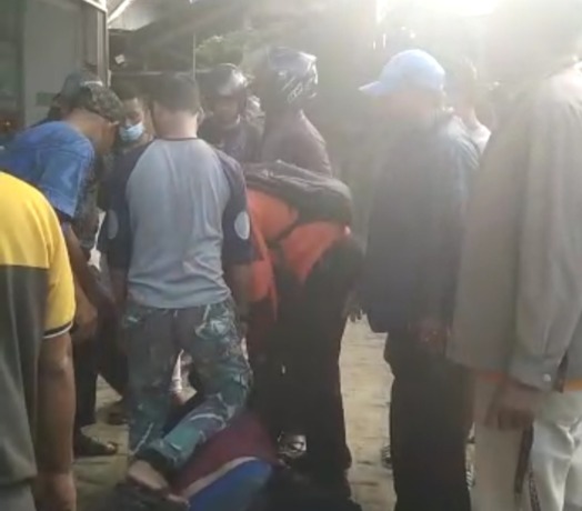 Massa saat mengamankan Terduga Pelaku Begal. (Ist/ss vid)