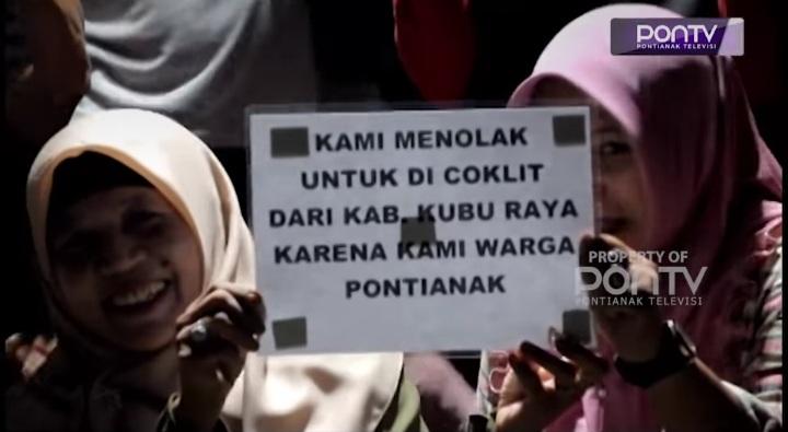 PENOLAKAN: Warga Komplek Star Borneo Residence 7 memperlihatkan penolakan mereka untuk pelaksaan coklit oleh petugas dari KPU Kubu Raya. TANGKAPAN LAYAR PONTV