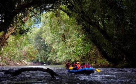 Tim Disporapar Kalimantan Barat menjajal arung jeram Orotan Tundun Len di Desa Rantau Kalis, Kapuas Hulu. Ditengah kekurangannya, masyarakat desa sangat kompak membangun desanya menjadi destinasi wisata favorit baru di Kapuas Hulu. foto Shando Safela