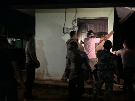 Perwakilan vendor angkutan sawit membuka segel aset perusahaan di Desa Pak Mayam Kecamatan Ngabang, Rabu (1/3). (ISTIMEWA)