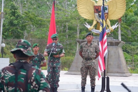Upacara pembukaan Patroli Koordinasi antara TNI dan RAMD Seri 1 TA. 2023 di wilayah perbatasan darat RI-Malaysia tepatnya wilayah Nanga Badau Kalbar dan Lubok Antu Malaysia.