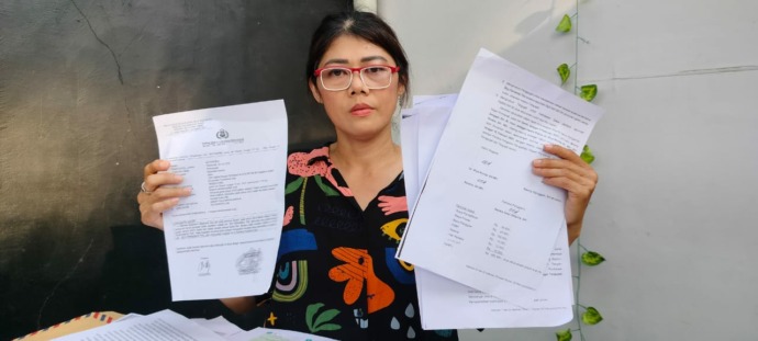 Katharina menunjukkan bukti pengaduan dan putusan PN Pontianak berisi kewajiban RS menafkahi anaknya setiap bulan sebesar Rp2 juta. (IST)