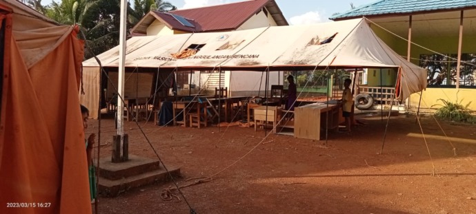 BELAJAR DI TENDA : Kondisi siswa saat belajar di tenda SDN 32 Jelutung, Desa Matan, Kecamatan Simpang Hilir./// Foto Istimewa.