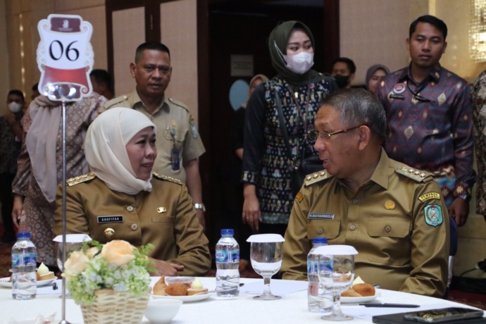 RAKOR : Gubernur Kalbar Sutarmidji berbincang dengan Gubernur Jawa Timur Khofifah saat menghadiri rakor pimpinan kementerian/lembaga program pemberantasan korupsi pemerintah daerah dan peluncuran indikator MCP Tahun 2023 di Jakarta, Selasa (21/3). (BIRO A