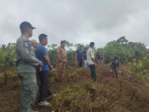PEMASANGAN TITIK: Pihak Pemerintah Daerah Kapuas Hulu melakukan pemasangan titik atau patok untuk pemindahan lanting yang terkena dampak pembangunan Waterfront Putussibau, Selasa (21/3). TAUFIK/PONTIANAK POST