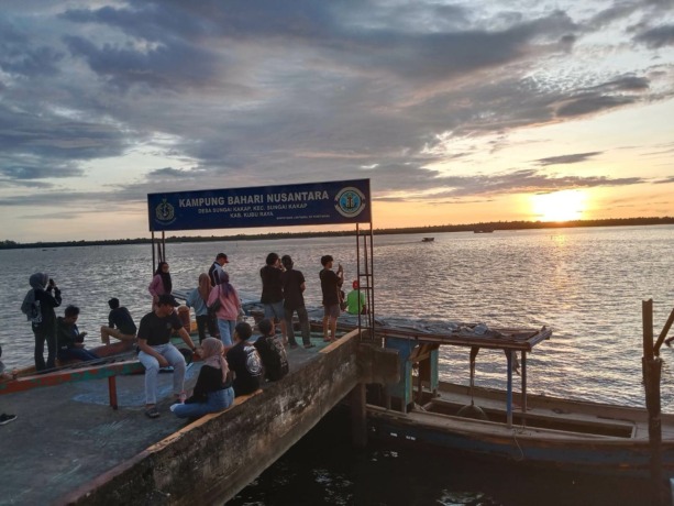 NIKMATI SUNSET : Sejumlah pengujung tampak menikmati panorama alam dan menyaksikan sunset di dermaga Sungai Kakap.// Teks foto Ashri Isnaini/Pontianak Post