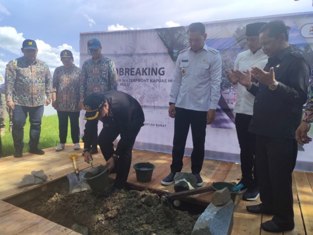 BATU PERTAMA: Lasarus, ketua Komisi V DPR RI saat melakukan peletakan baru pertama pembangunan Waterfront Siluk Putussibau, Rabu (5/5), dengan didampingi Bupati Fransiskus Diaan dan Wakil Bupati Wahyudi Hidayat. TAUFIK/PONTIANAK POST