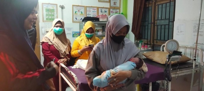 PENEMUAN BAYI: Bidan Puskesmas Sungai Ambawang tengah merawat bayi perempuan yang ditemukan warga di Jalan Trans Kalimantan pada Minggu malam (9/4). Bayi berjenis kelamin perempuan tersebut dalam kondisi sehat. IST