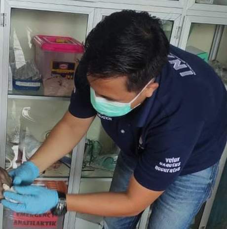 Polisi melakukan identifikasi warga yang ditemukan meninggal di Sungai Sebangkau, Semparuk, Kecamatan Tebas, Kabupaten Sambas.