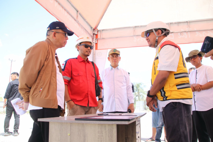 TINJAU: Gubernur Kalbar Sutarmidji saat meninjau progres pembangunan Jembatan Sungai Sambas Besar, Kabupaten Sambas, Kamis (18/5). (BIRO ADPIM KALBAR FOR PONTIANAK POST)