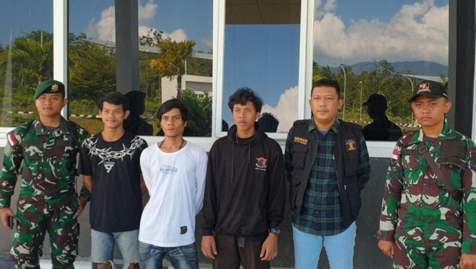 PMI: Tiga PMI Ilegal yang diamankan oleh Satgas Pamtas Yonarmed 10 Brajamusti/1/1 Kostrad. IST