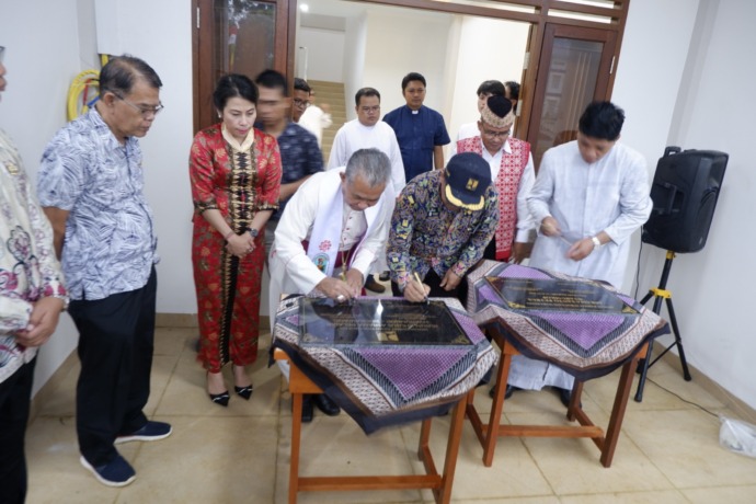 TANDATANGAN: Uskup Agustinus Agus membubuhkan tanda tangan saat meresmikan sekaligus memberkati gedung asrama di Persekolahan Katolik Nyarumkop. KOMSOSKAP FOR PONTIANAKPOST