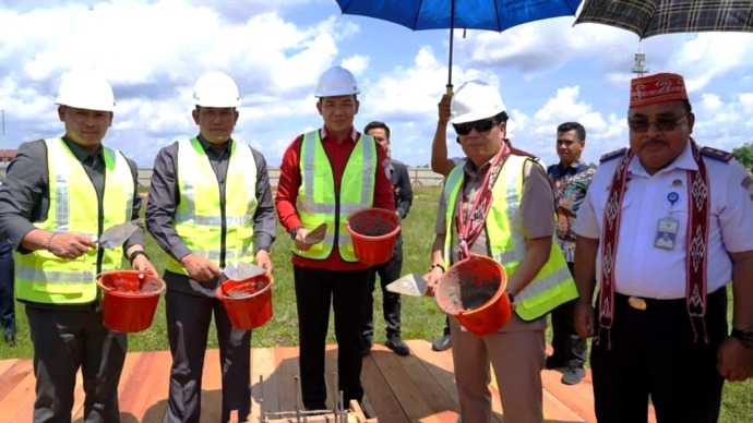 BARU PERTAMA: Peletakan batu pertama pembangunan bandara Pangsuma Putussibau oleh Ketua Komisi V DPR RI, Lasarus.