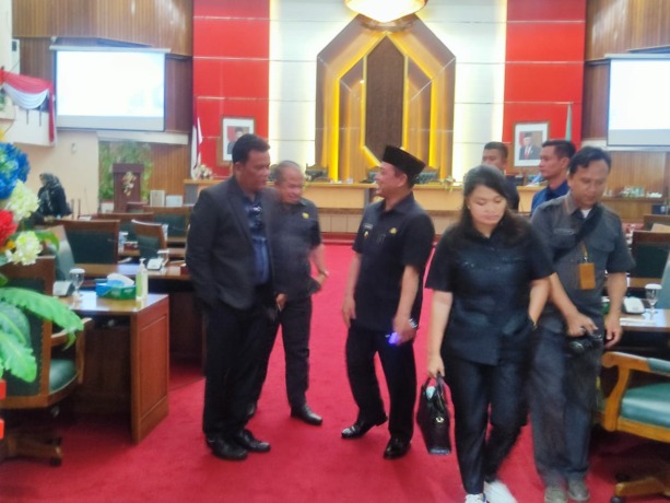 Wakil Gubernur Kalbar, Ria Norsan menjawab pertanyaan jurnalis soal Pj Gubernur Kalbar.