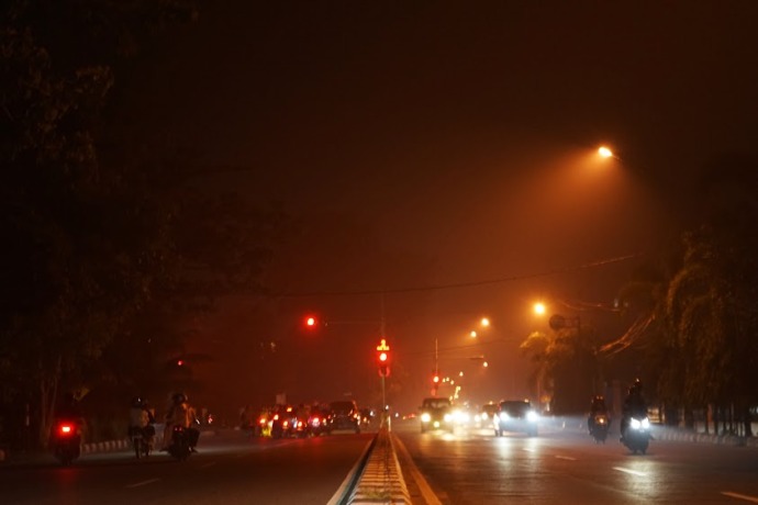MULAI KABUT: Sejumlah ruas jalan di Kota Pontianak salah satunya Jalan Sutan Syahrir terlihat mulai kabut dalam beberapa malam ini. MEIDY KHADAFI/PONTIANAK POST