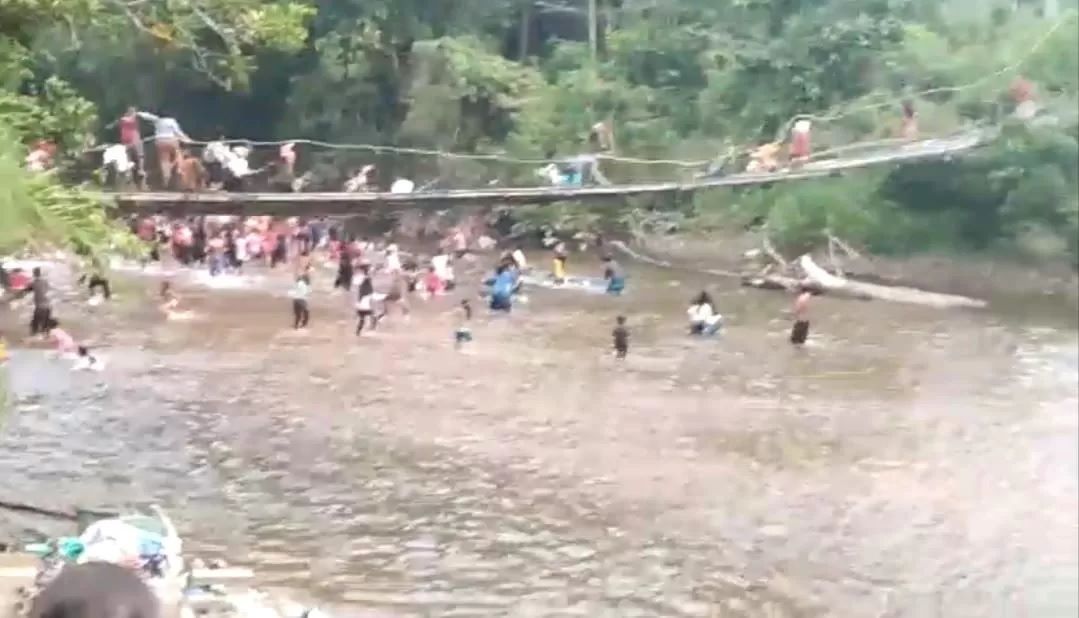 Puluhan orang terjatuh ke sungai di tengah perlombaan kejar bebek dalam rangka memperingati HUT RI ke-79 di Sekadau. (Tangkapan Layar)