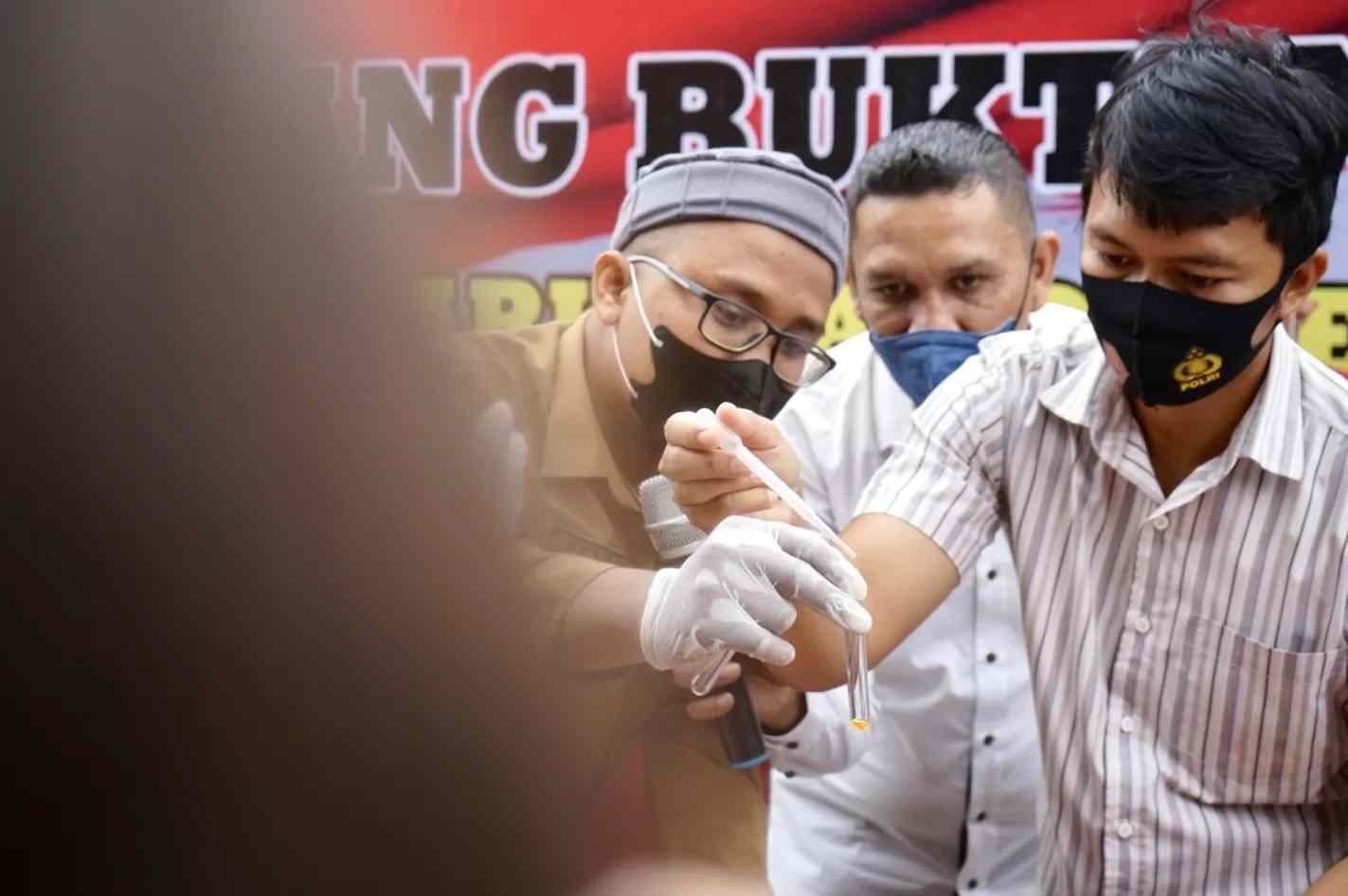 Polresta Pontianak menggelar konferensi pers terkait hasil pengungkapan narkotika jenis sabu seberat empat kilogram dan pil ekstasi sebanyak 104 butir di Mapolresta Pontianak. (MEIDY KHADAFI/PONTIANAK POST)