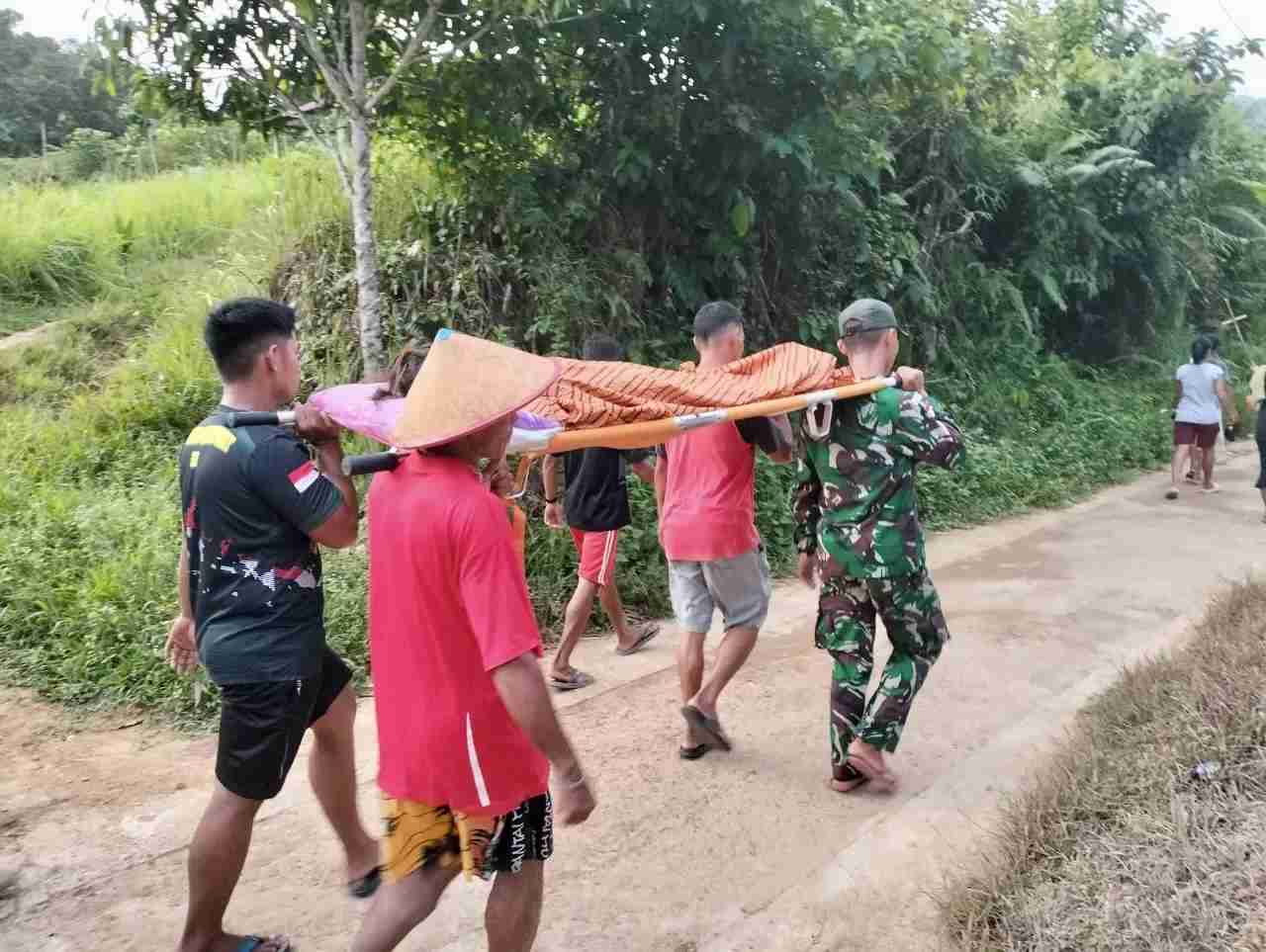 Anggota Satgas Pamtas Indonesia-Malaysia, Batalyon Armed 16 Tumbak Kaputing, saat menandu warga yang sakit untuk dibawa ke rumah sakit. (Yonarmed 16 Tumbak Kaputing )