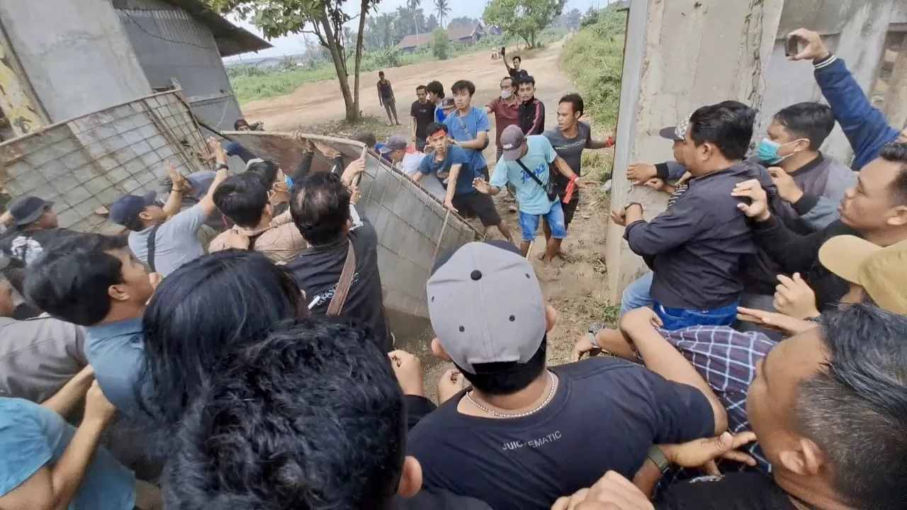 EKSEKUSI LAHAN: Suasana kericuhan terjadi saat proses eksekusi lahan bekas pabrik pengolahan kayu dan pergudangan di Wajok, Kecamatan Jungkat, ricuh. (IST)