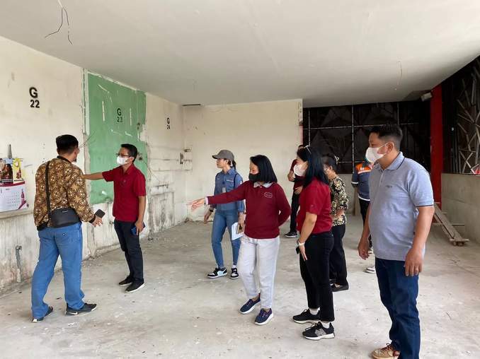 INSPEKSI: Asisten Administrasi Umum Sekda Landak Theresia Limawardani bersama OPD terkait menginspeksi progres renovasi mal pelayanan publik di Terminal Bus Dara Itam Ngabang, Jumat (8/9). (DISKOMINFO LANDAK)