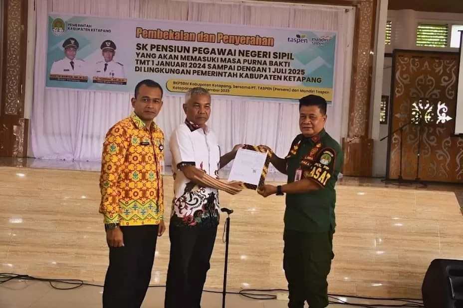 SK PURNA TUGAS: Bupati Ketapang, Martin Rantan, menyerahkan SK purna tugas kepada Muslimin, kepala Satpol PP Ketapang serta salah satu PNS yang akan purna tugas, Kamis (14/9). ISTIMEWA