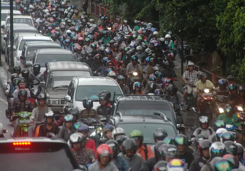 KEMACETAN: Pemandangan kemacetan seperti ini di Kota Pontianak, terutama pada titik-titik simpul pertemuan warga, menjadi pemandangan lazim, terutama saat jam pergi atau pulang kerja. DOKUMEN
