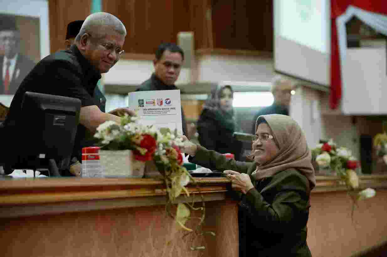 SEPAKAT: DPRD dan Pemprov Kalbar sepakat APBD Perubahan 2023 sebesar Rp7,061 triliun. (DENI HAMDANI/PONTIANAKPOST)