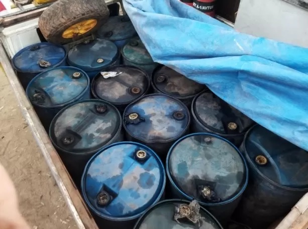 DIAMANKAN: Ribuan liter solar subsidi dalam kemasan drum kini diamankan pihak kepolisian di Jalan Pelang – Tumbang Titi, Senin (8/8) dini hari. Solar-solar bersubsidi tersebut rencananya hendak diselundupkan ke pedalaman Ketapang. ISTIMEWA