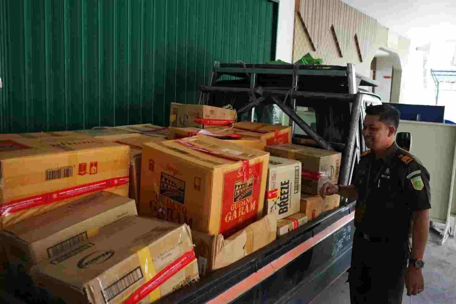 Sejumlah barang Farmasi dan makanan olahan diserahkan dari PPNS Balai Pengawas Obat dan Makanan (BPOM) Pontianak ke Kejaksaan Negeri Pontianak, Selasa (10/9). (MEIDY KHADAFI/PONTIANAK POST)