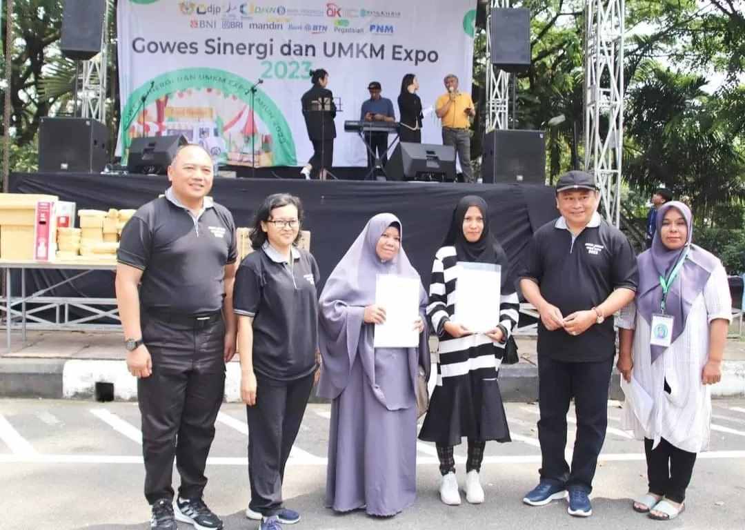 PENYERAHAN SERTIFIKAT: Kakanwil Kemenag Kalbar Muhajirin Yanis menyerahkan sertifikat halal kepada pelaku usaha, Sabtu (14/10). (ISTIMEWA)