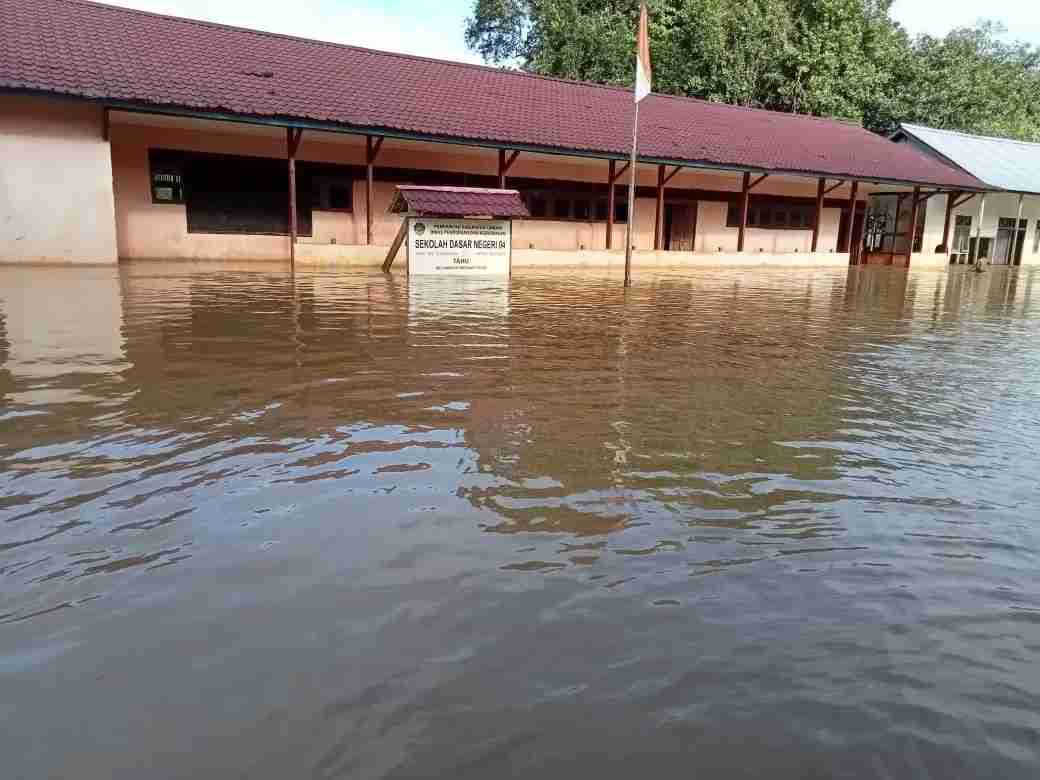 Banjir merendam sejumlah desa di Kecamatan Meranti, sejak Jumat (17/11). (HUMAS POLSEK FOR PONTIANAK POST)
